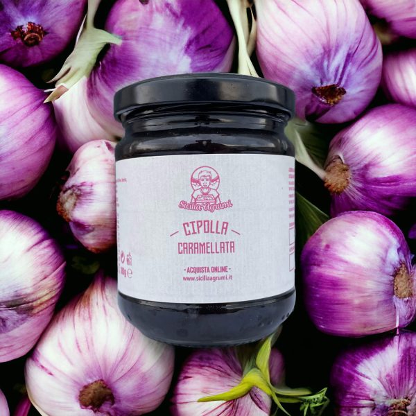 Sicilia Karamellisierte rote Zwiebel - 180g Glas mit dunkler Konfitüre vor frischen
