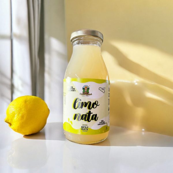 Bottiglia di limonata siciliana in vetro con etichetta gialla e bianca