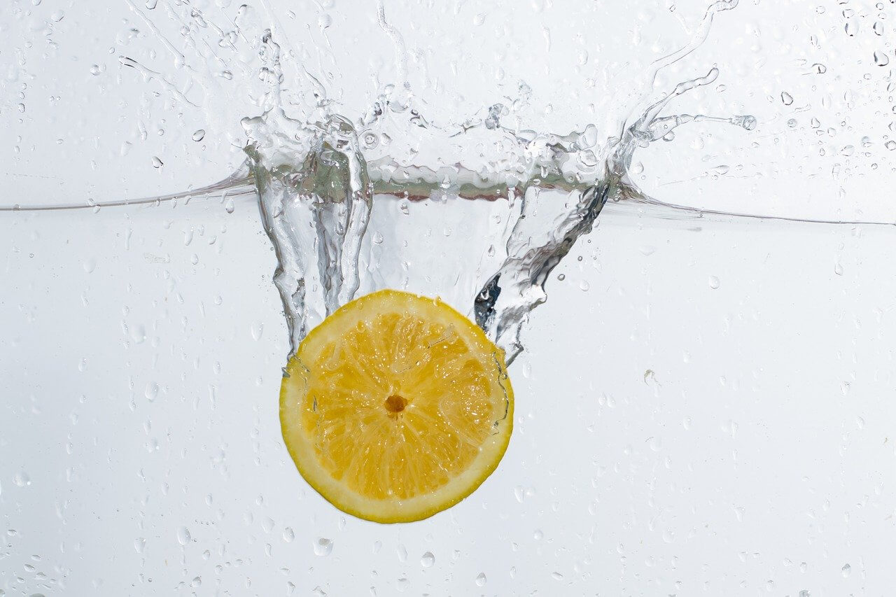Heißes Zitronenwasser am Morgen Heißes Zitronenwasser am Morgen