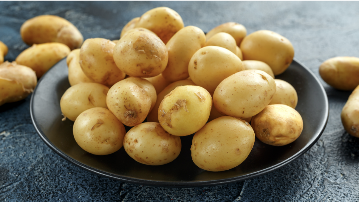 Gebackene neue Kartoffeln mit Schale: Schnelles und einfaches Rezept Gebackene neue Kartoffeln mit Schale: Schnelles und einfaches Rezept