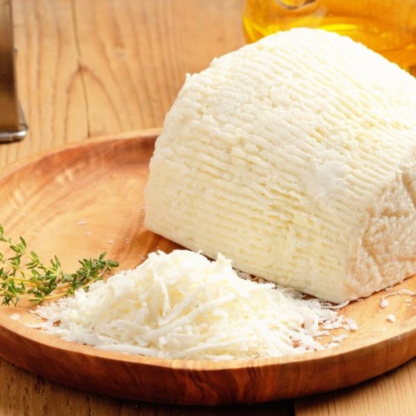 Ein Stück weißer Ricotta Salata Käse fertig vorbereitet zum Reiben.