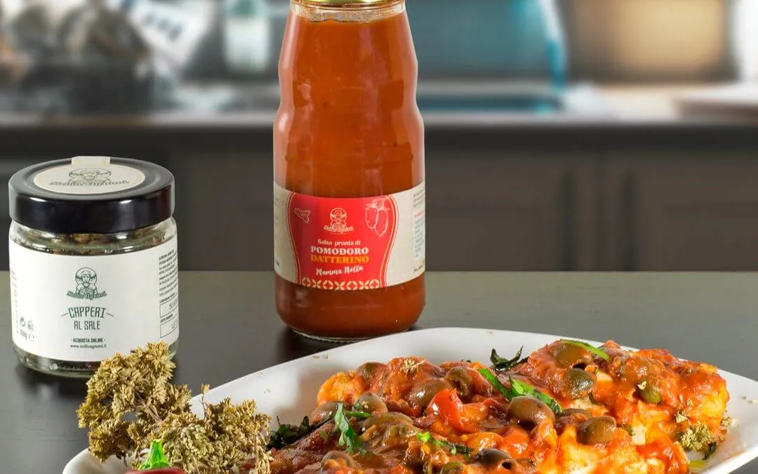 Die Kabeljaufilets auf Mediterrane Art mit Kapern, Taggiasca-Oliven und fertiger Datterino-Tomatensauce