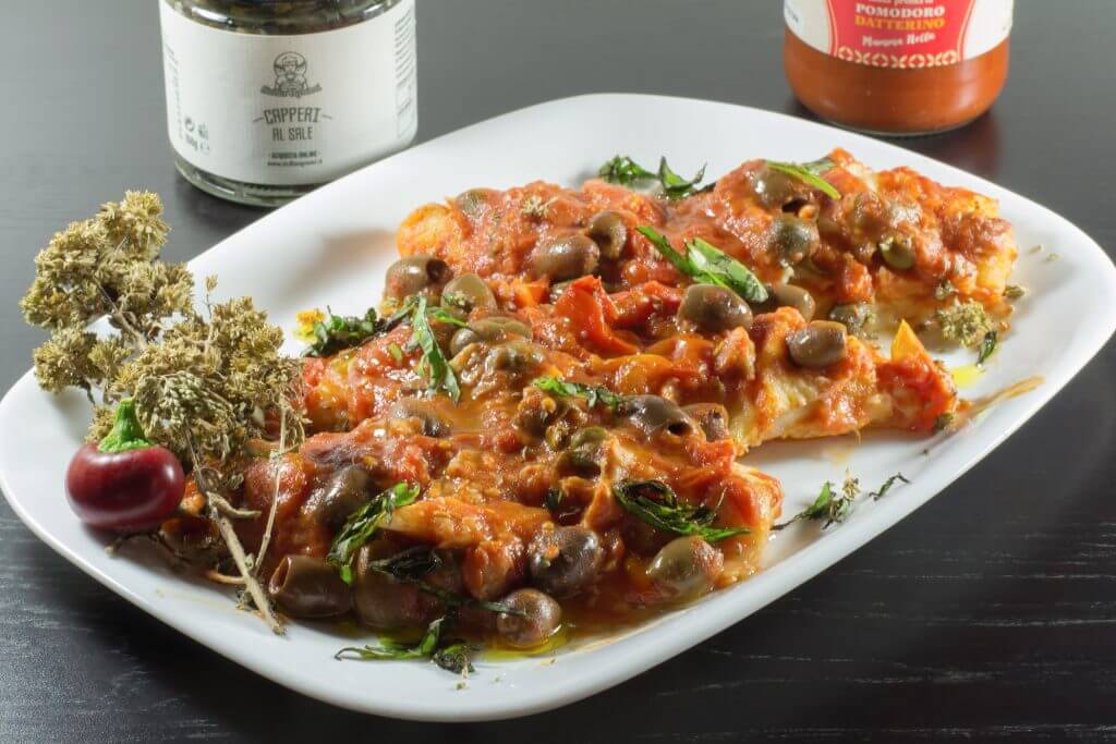 I Filetti di Merluzzo alla Mediterranea con Capperi, Olive Taggiasche e Salsa Pronta di Pomodoro Datterino