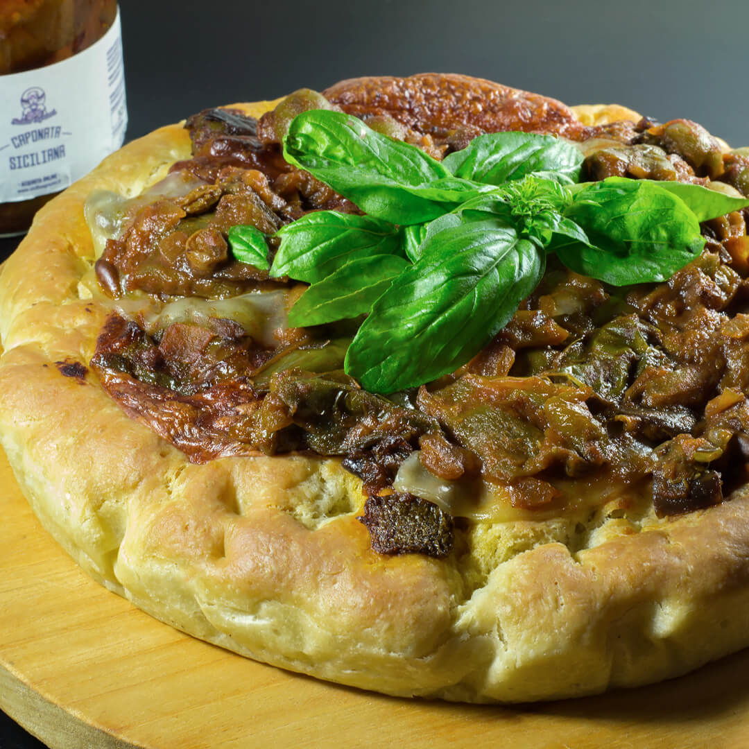 Hohe und Luftige Focaccia mit Sizilianischer Caponata und Räuchergouda