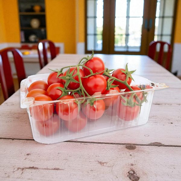 Frische rote Kirschtomaten an der grünen Rebe in einer Klarsichtverpackung
