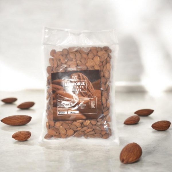 Sizilianische geröstete und gesalzene Mandeln 500g in der Frischepackung.