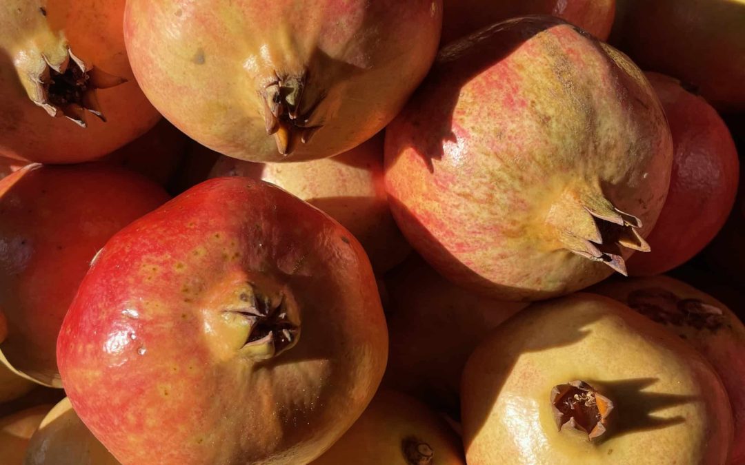 How to seed a pomegranate without splashes