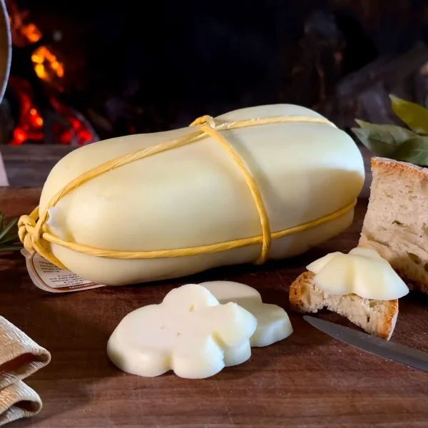 Ein frischer Caciocavallo Käse am Stück und in Blütenform aufgeschnitten.